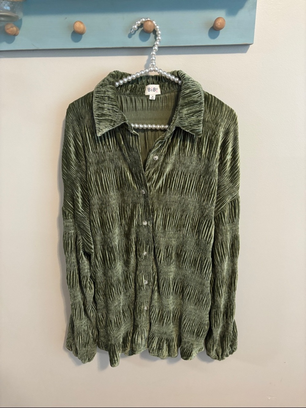 Bibi size medium Green Crinkle Button-Up Blouse